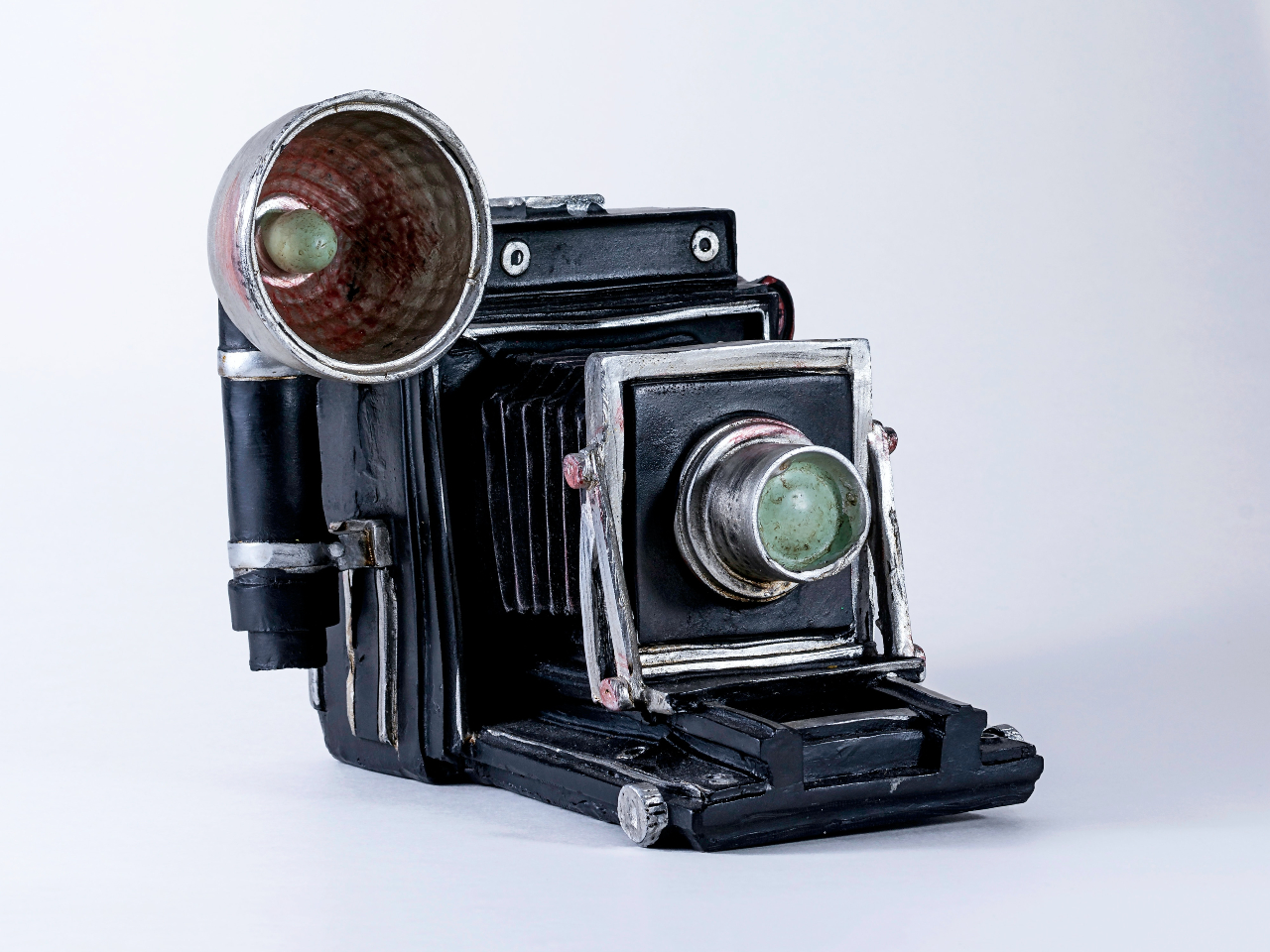 Photo of an antique camera.